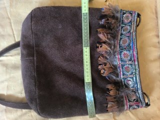 Bolso marrón de ante con adornos étnicos