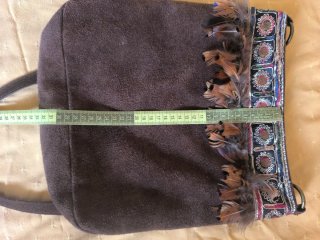 Bolso marrón de ante con adornos étnicos