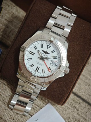 Breitling Avenger GMT 43 A32397