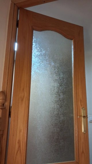Puerta de roble con cristal