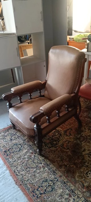 Sillón antiguo de cuero y madera