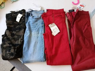 4 Pantalones Stradivarius (2 Rojos, 2 Vaqueros)