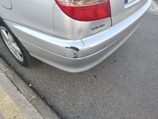 Coche plateado 4 puertas