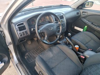 Coche plateado 4 puertas