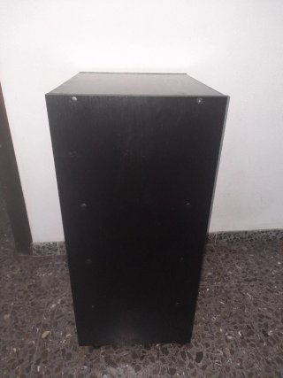 Estantería de madera, color negro.