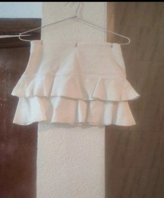 Traje de micropana blanco con volantes