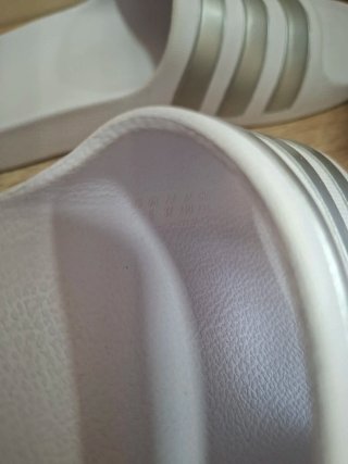 Sandalias Adidas Blancas y Plateadas