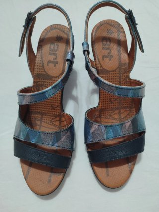 Sandalias ART piel bovina negro y azules