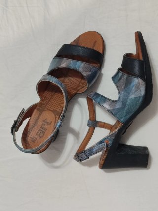 Sandalias ART piel bovina negro y azules
