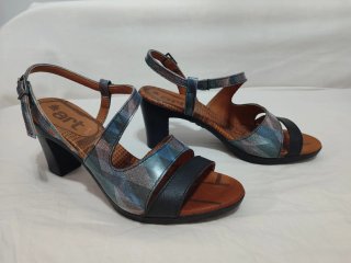 Sandalias ART piel bovina negro y azules