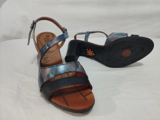 Sandalias ART piel bovina negro y azules