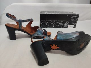 Sandalias ART piel bovina negro y azules
