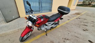 Honda CBF 250 Roja con Baúl