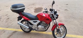 Honda CBF 250 Roja con Baúl