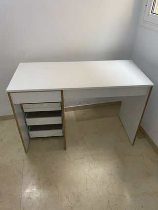 Escritorio blanco con 4 cajones
