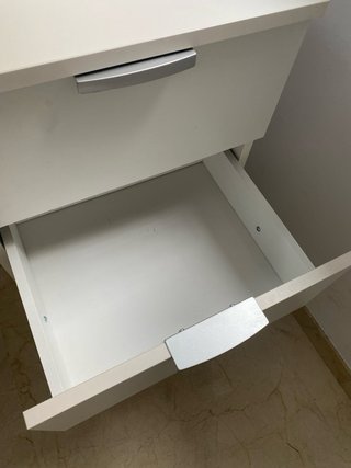 Escritorio blanco con 4 cajones