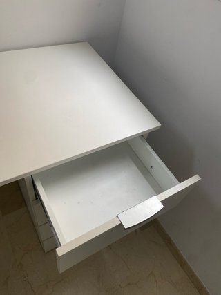 Escritorio blanco con 4 cajones