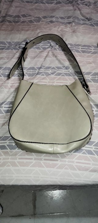 Bolso Parfois Beige con Tachuelas Plateadas
