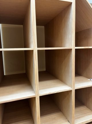 Estantería de madera de pino con huecos