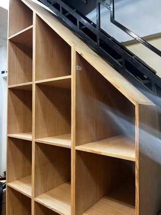 Estantería de madera de pino con huecos