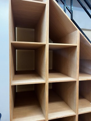 Estantería de madera de pino con huecos