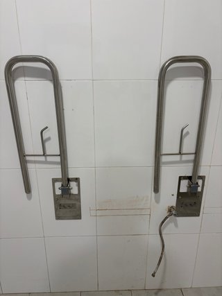 Barra abatible metálica plateada