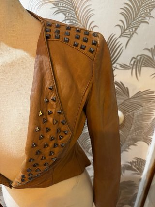 Cazadora cuero auténtico tachuelas