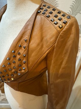 Cazadora cuero auténtico tachuelas