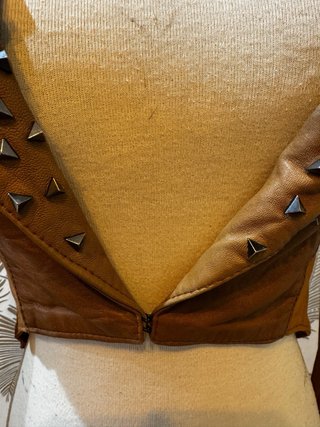 Cazadora cuero auténtico tachuelas