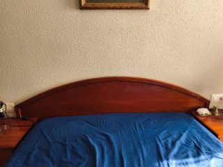 2 Mesitas de noche de madera, cómoda y cabecero