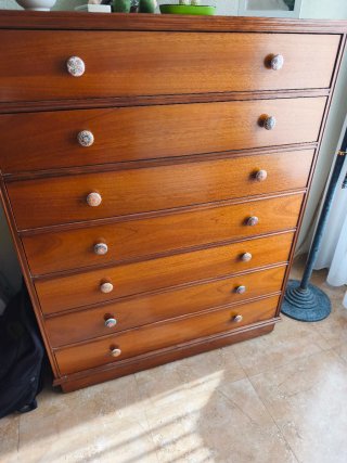 2 Mesitas de noche de madera, cómoda y cabecero