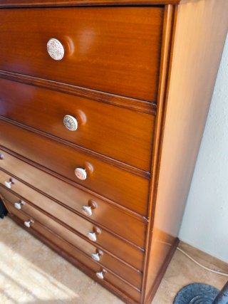 2 Mesitas de noche de madera, cómoda y cabecero