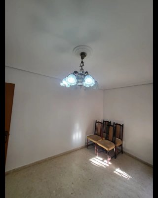Lámpara de techo dorada y transparente