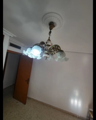 Lámpara de techo dorada y transparente
