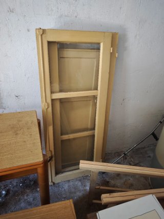 Ventana antigua de madera y cristal