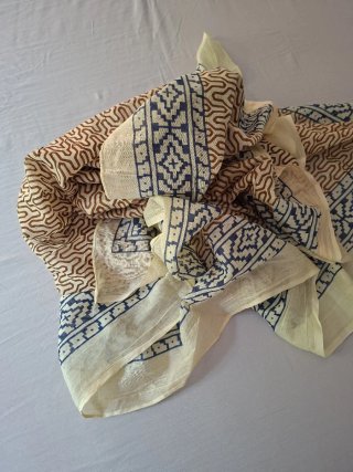 Pañuelo estampado azul y marrón