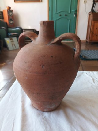 Cántaro de agua antiguo de barro
