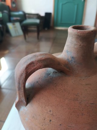 Cántaro de agua antiguo de barro
