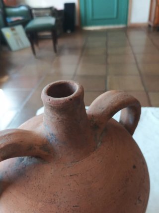 Cántaro de agua antiguo de barro
