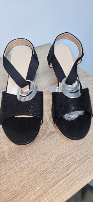 Sandalias de tacón negras con detalle plateado