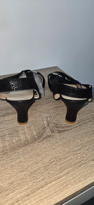 Sandalias de tacón negras con detalle plateado