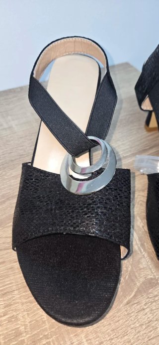 Sandalias de tacón negras con detalle plateado