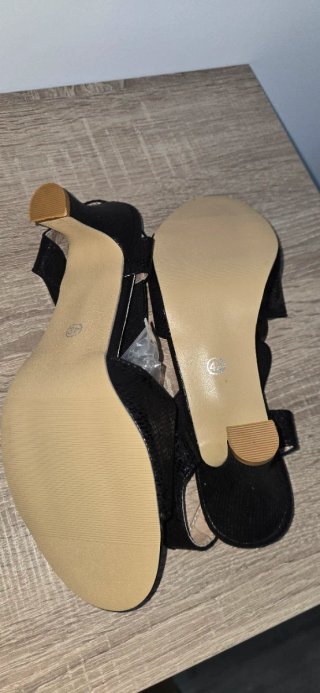 Sandalias de tacón negras con detalle plateado