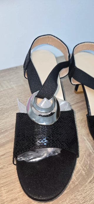 Sandalias de tacón negras con detalle plateado