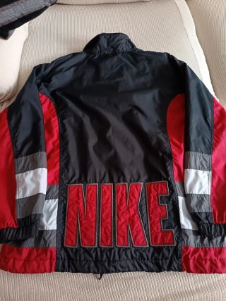 Chaqueta deportiva Nike M negra y roja