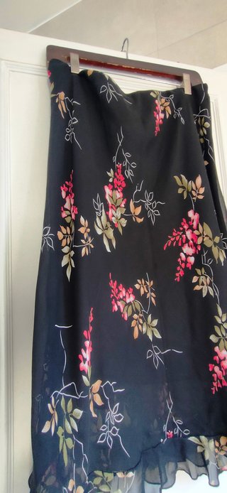 Falda negra con estampado floral