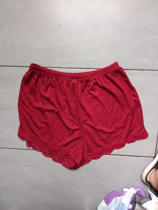 Conjunto pijama negro encaje y el otro granate.