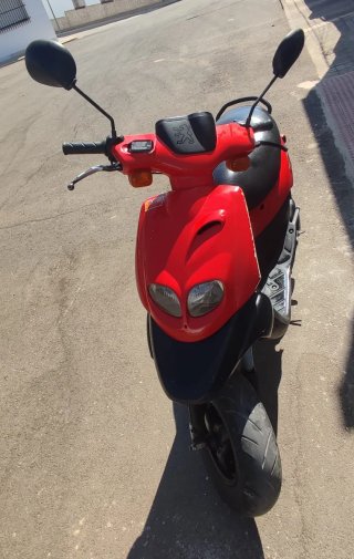 Peugeot Trekker 50 Scooter Roja y Negra