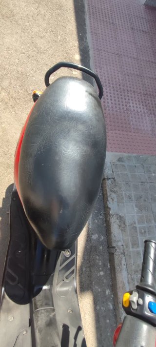 Peugeot Trekker 50 Scooter Roja y Negra