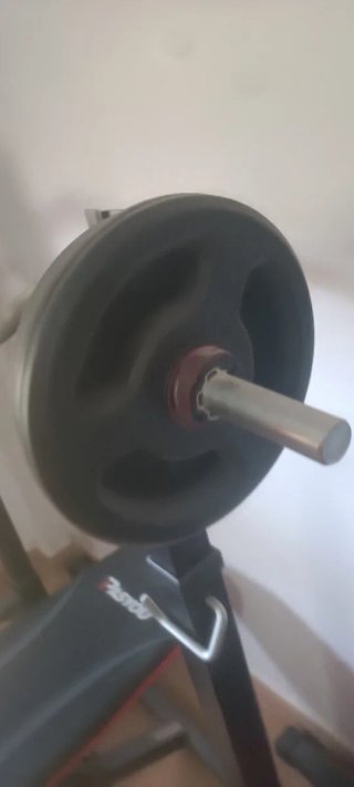Banco de pesas con barra y discos